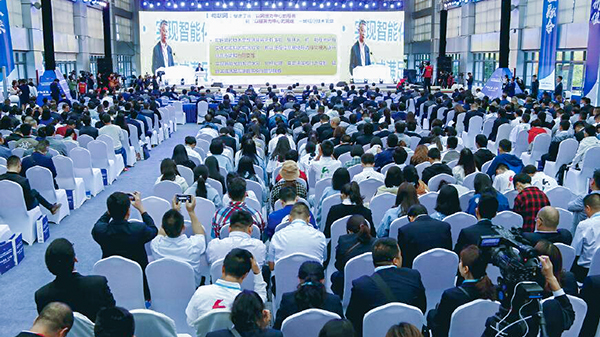 2018中國國際大數(shù)據(jù)產(chǎn)業(yè)博覽會六盤水分論壇暨物聯(lián)網(wǎng)高峰論壇，于2018年5月26日下午15時 在六盤水市涼都體育中心舉辦，論壇以“萬物互聯(lián)天人合一”為主題。六盤水市政府副市長李恒超主持，中國電信貴州分公司副總經(jīng)理唐詩詞致賀詞，六盤水市市長李剛宣布開館。
