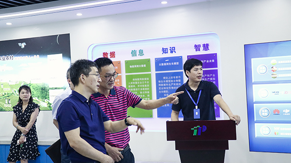 浙江省委組織部副部長(zhǎng)趙雄文一行蒞臨托普云農(nóng)調(diào)研